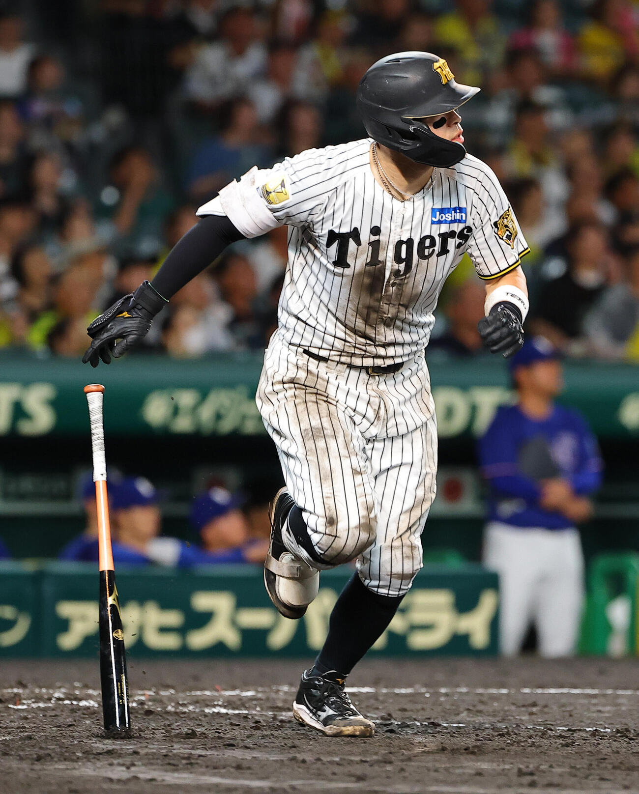 阪神対中日　3回裏阪神2死一塁、佐藤輝明は中飛に倒れる（撮影・上田博志）