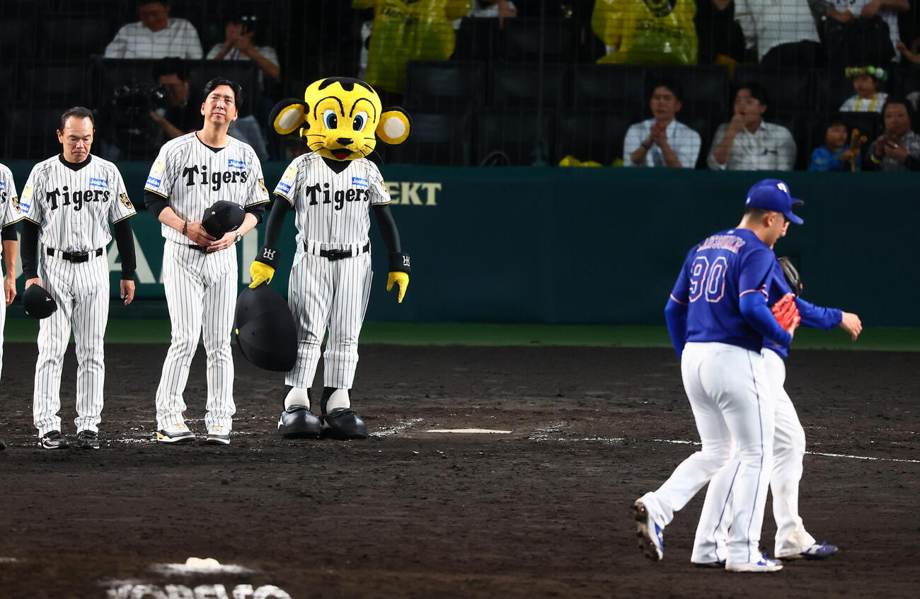 阪神対中日　中日に3連敗をくらいファンにあいさつするためグラウンドに整列する藤川球児監督と阪神ナイン(撮影・加藤哉）