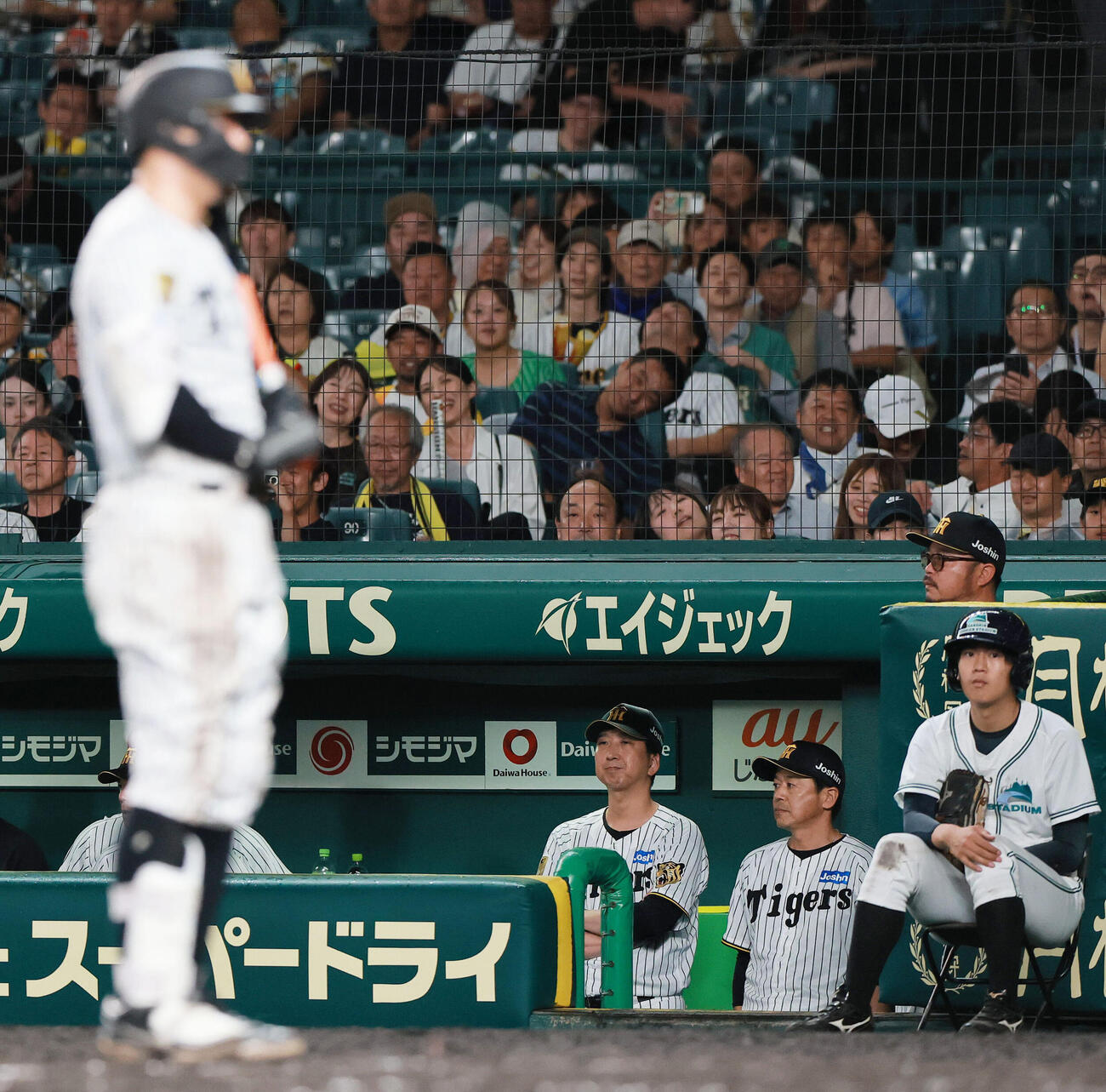 阪神対中日　9回裏阪神2死一、二塁、最終打者佐藤輝明（手前）が空振り三振に倒れ渋い表情をみせる藤川球児監督（左）（撮影・上山淳一）