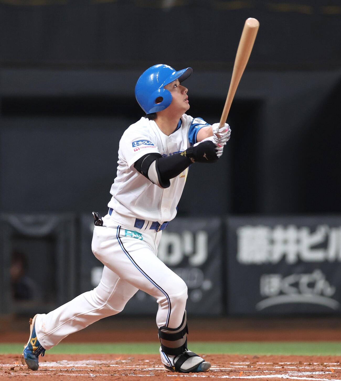 日本ハム対ロッテ　2回裏日本ハム1死満塁、犠飛を放つ大塚瑠晏（撮影・黒川智章）