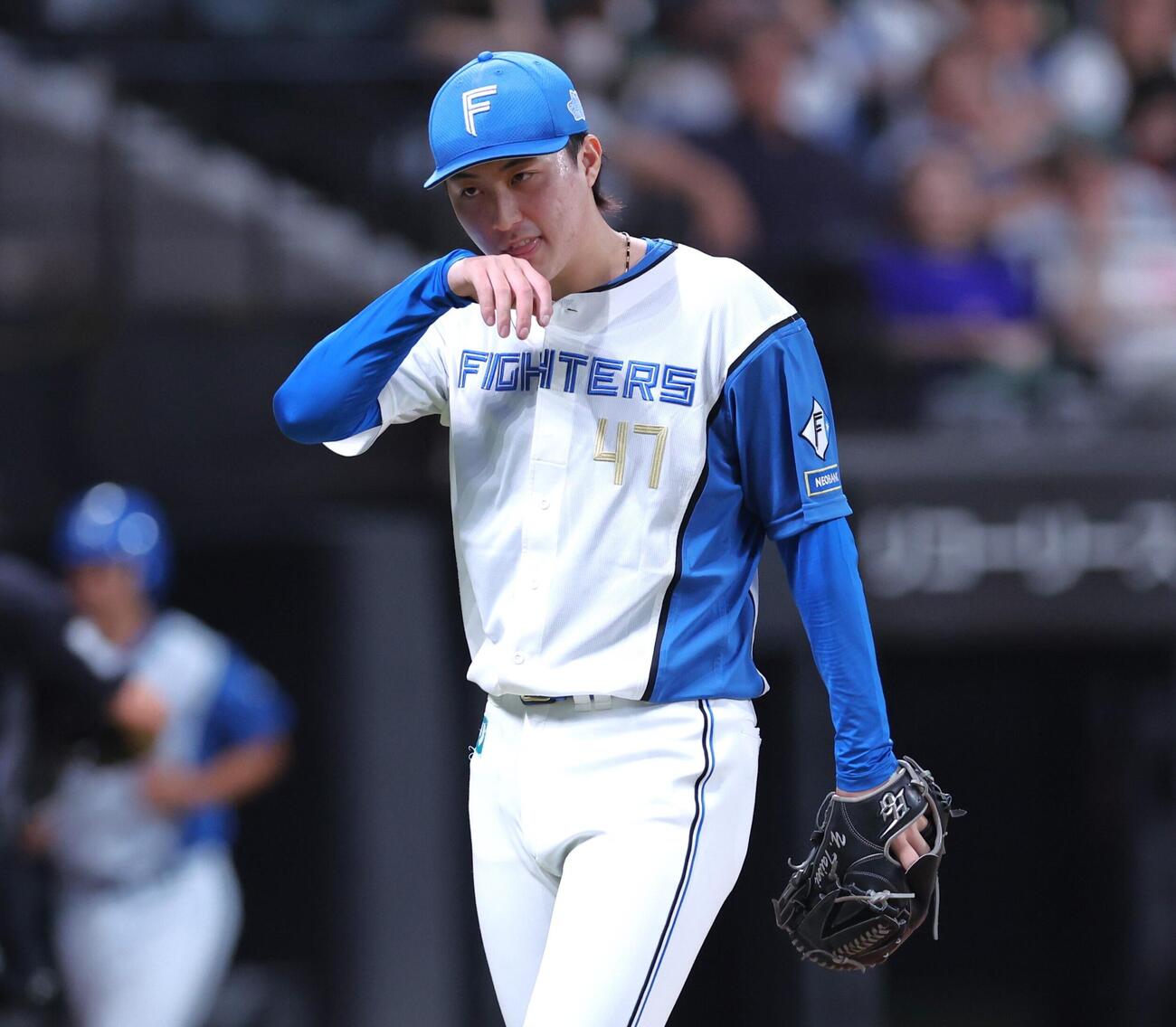 日本ハム対ロッテ　9回表に失点し引き揚げる日本ハム柳川大晟（撮影・黒川智章）