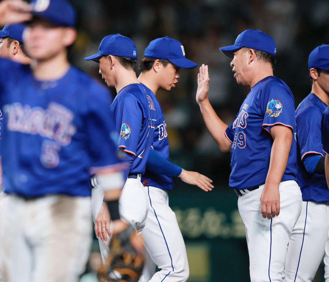阪神対中日　中日井上一樹監督（右）は甲子園球場で阪神に3連勝しナインを出迎える（撮影・上山淳一）