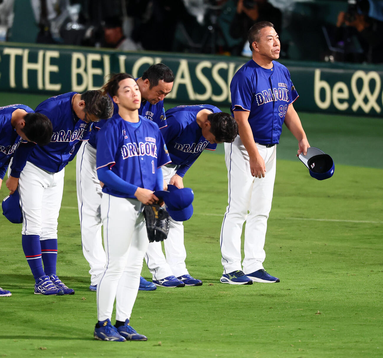阪神対中日　今季のレギュラーシーズン、甲子園球場での最終試合を終えファンにあいさつする中日井上一樹監督と岡林勇希らナイン(撮影・加藤哉）