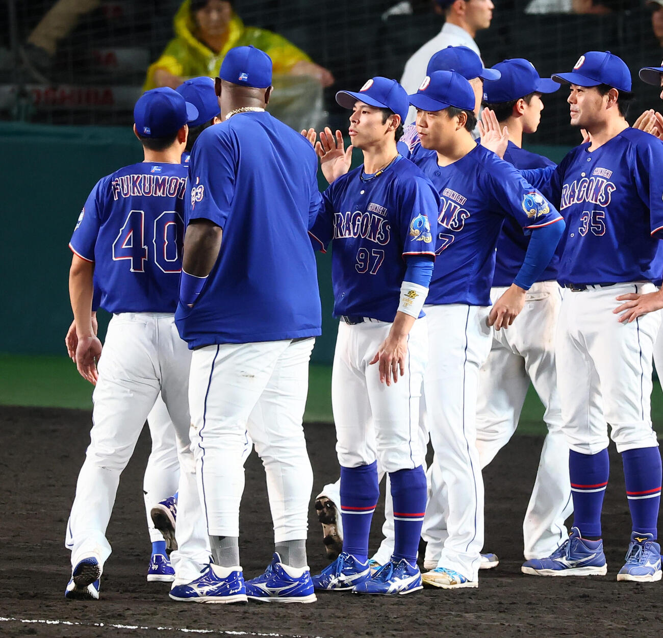 阪神対中日　阪神に勝利しウイニングボールを手にナインとタッチする中日柳裕也(撮影・加藤哉）