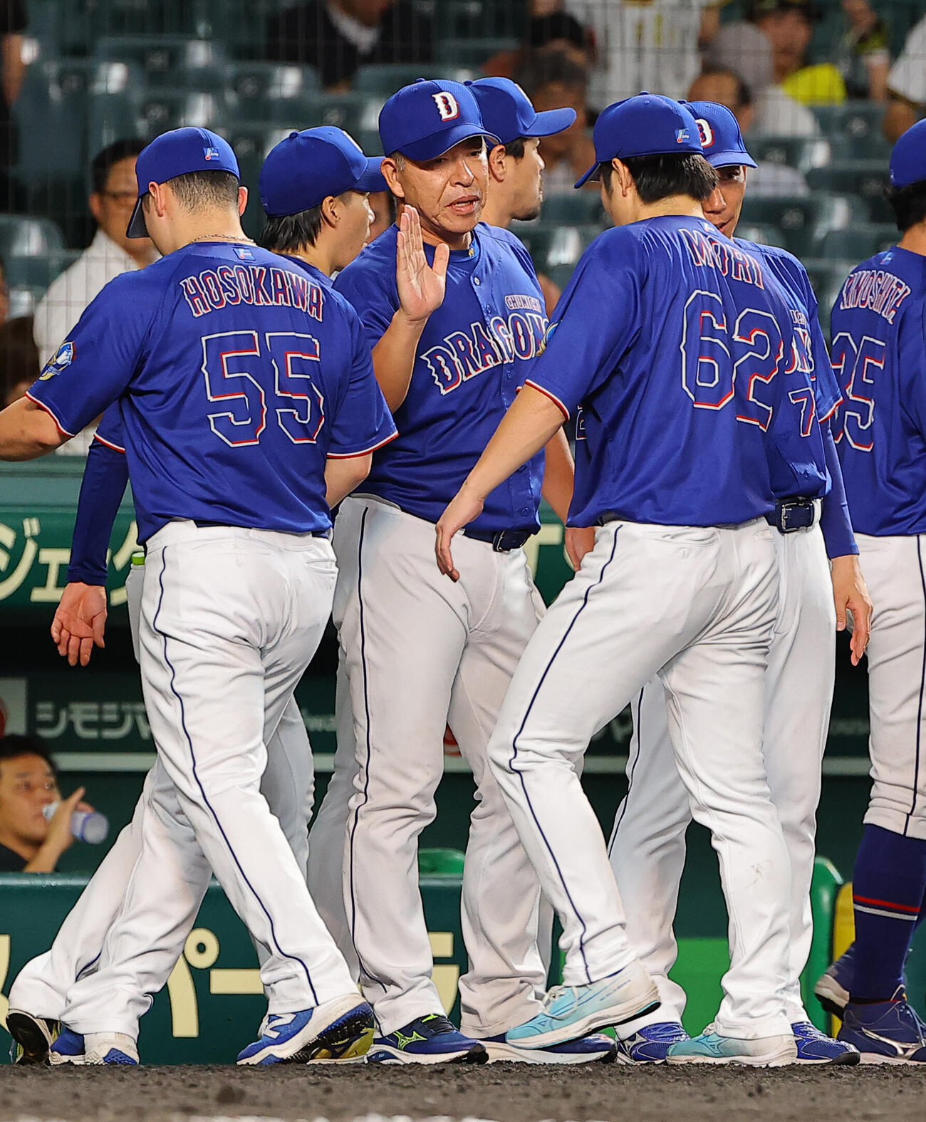 阪神対中日　阪神に勝利した井上一樹監督（中央）はナインとハイタッチをする（撮影・上田博志）
