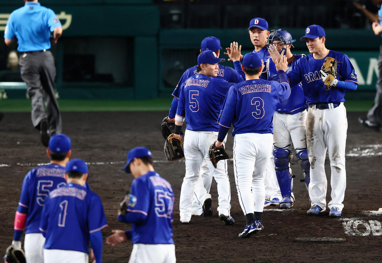阪神対中日　阪神に3連勝し、マウンドでナインとタッチする松山晋也（中央）ら中日ナイン(撮影・加藤哉）