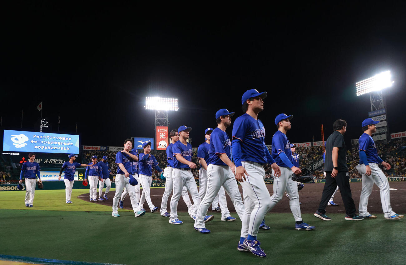 阪神対中日　甲子園球場でのリーグ最終戦を終えあいさつし引き揚げる中日の選手ら（撮影・上山淳一）
