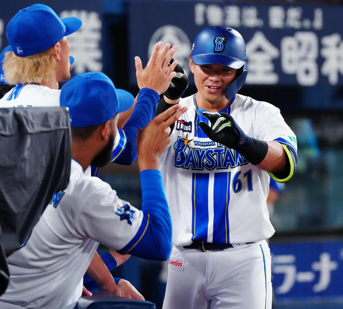 DeNA対巨人　2回裏DeNA1死、本塁打を放った蝦名達夫はナインと笑顔でハイタッチ（撮影・鈴木みどり）