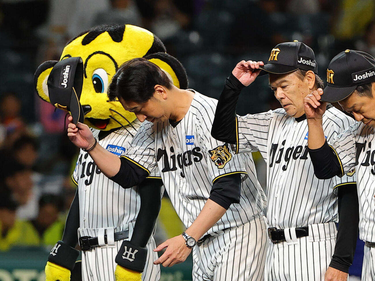 阪神対中日　阪神藤川球児監督（左から2人目）はファンにあいさつをする（撮影・上田博志）