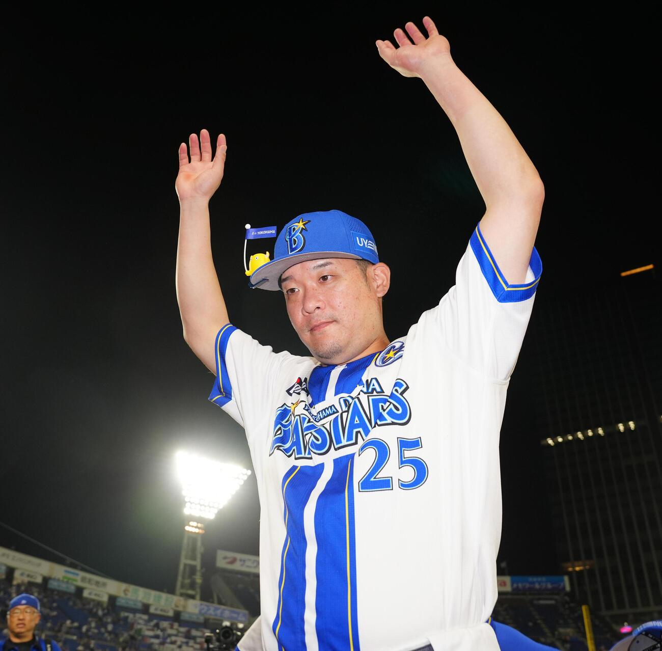 DeNA対巨人　ヒーローインタビューを終え、ファンの声援に応えるDeNA筒香嘉智（撮影・鈴木みどり）