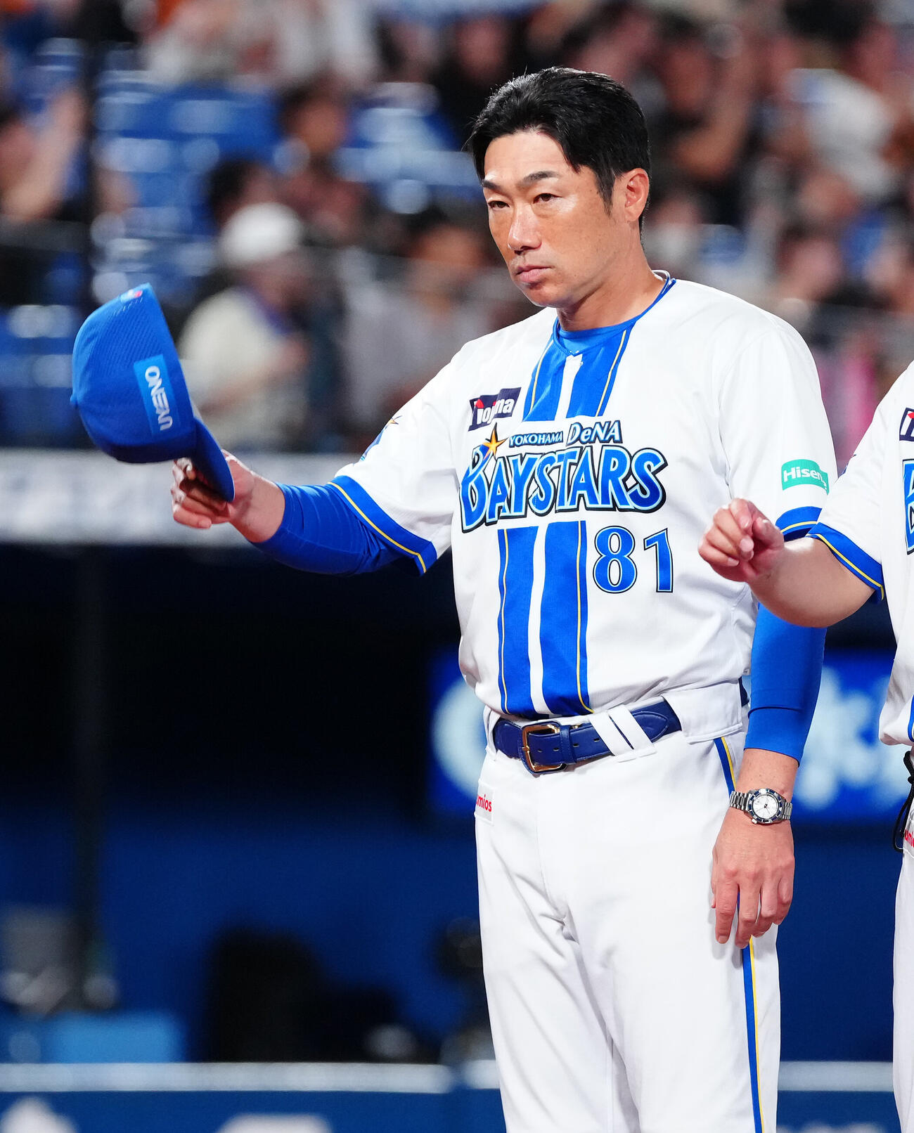 DeNA対巨人　巨人に勝利し、声援に応えるDeNA相川亮二監督（撮影・鈴木みどり）