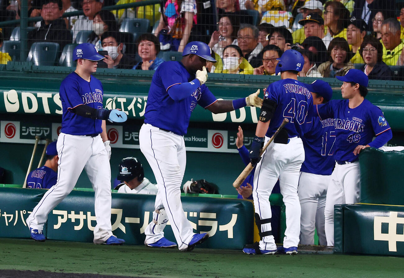 阪神対中日　6回表中日1死一塁、ミゲル・サノーは勝ち越し左中間越え2点本塁打を放ちナインとタッチする(撮影・加藤哉）