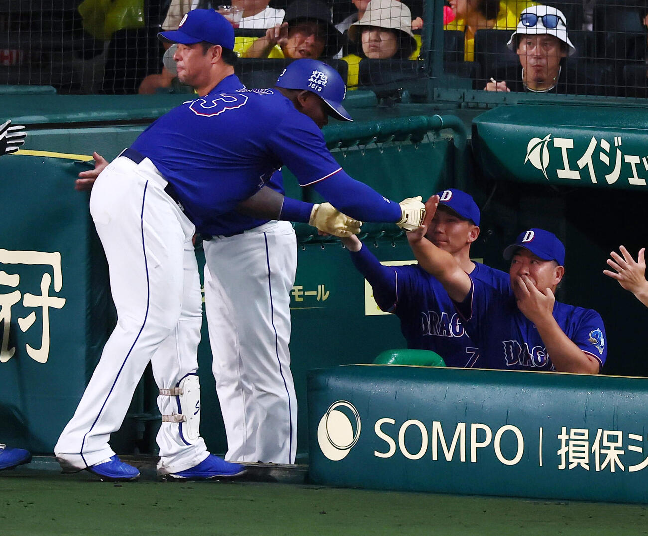阪神対中日　6回表中日1死一塁、ミゲル・サノーは勝ち越し左中間越え2点本塁打を放ち井上一樹監督（右）とタッチ(撮影・加藤哉）