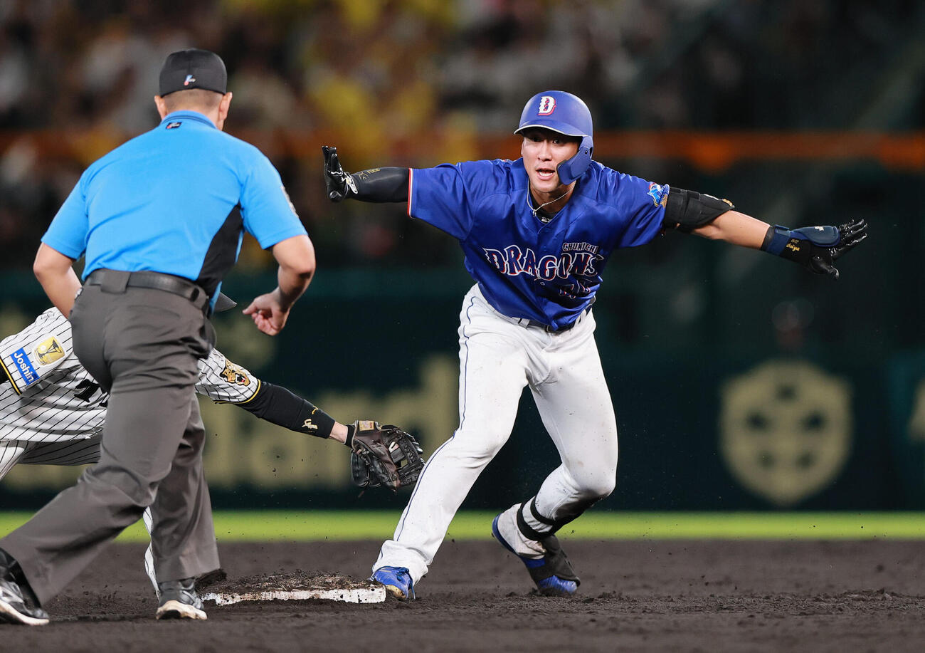 阪神対中日　6回表中日2死、福元悠真は二塁打を放ち二塁に向かう（撮影・上山淳一）