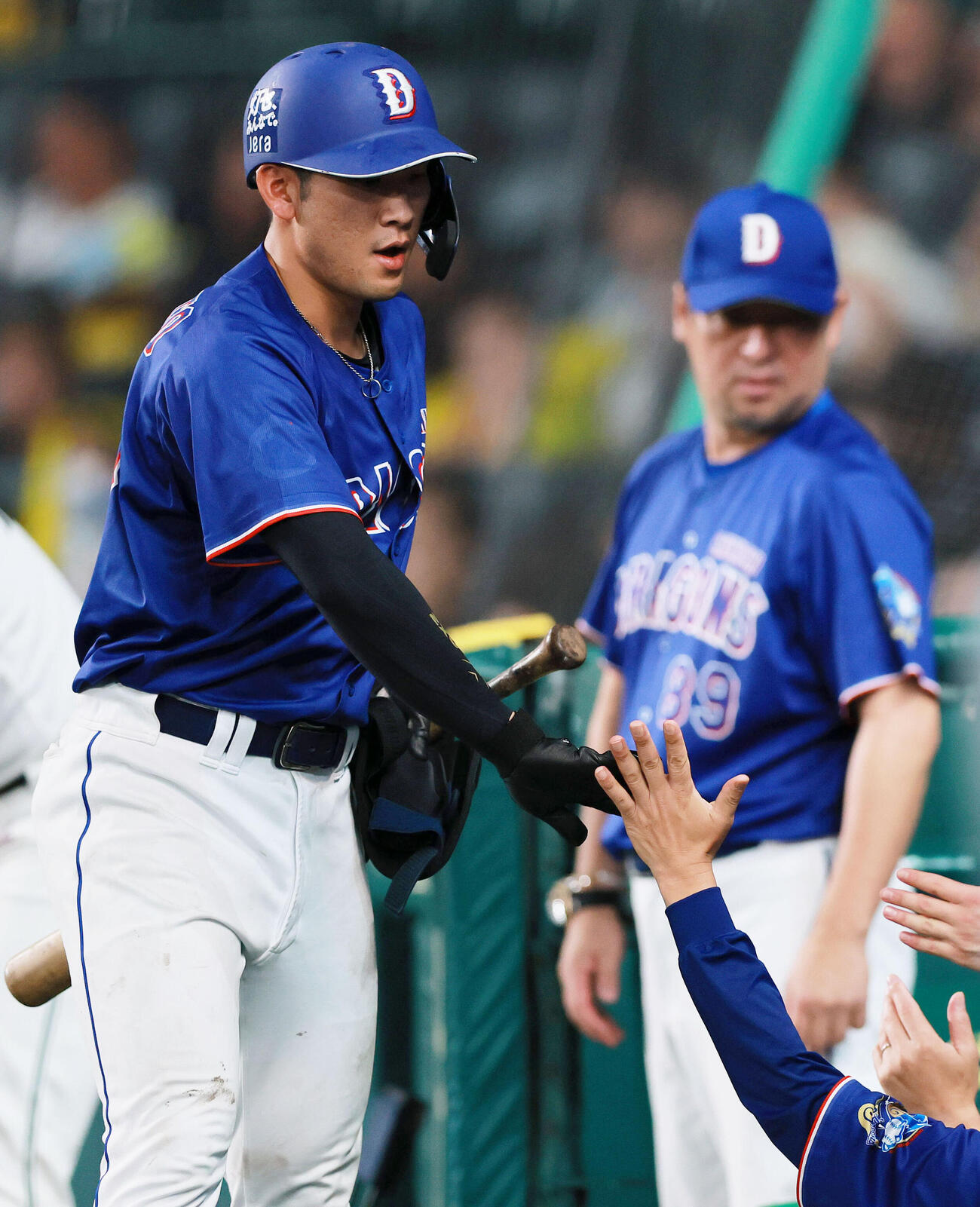 阪神対中日　8回表中日無死、福元悠真は安打を放ち交代となりナインの出迎えを受ける（撮影・上山淳一）