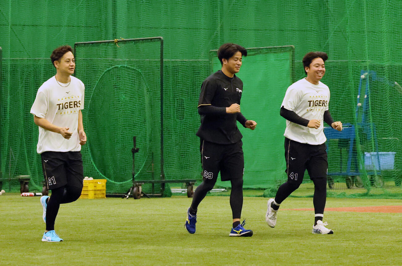 指名練習に参加した左から阪神大竹耕太郎、高橋宏斗、村上頌樹(撮影・加藤哉）