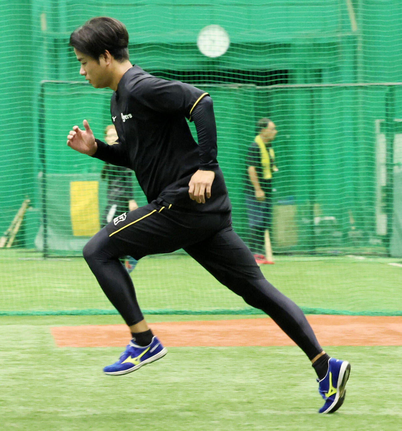 指名練習に参加し駆け出す阪神高橋遥人(撮影・加藤哉）