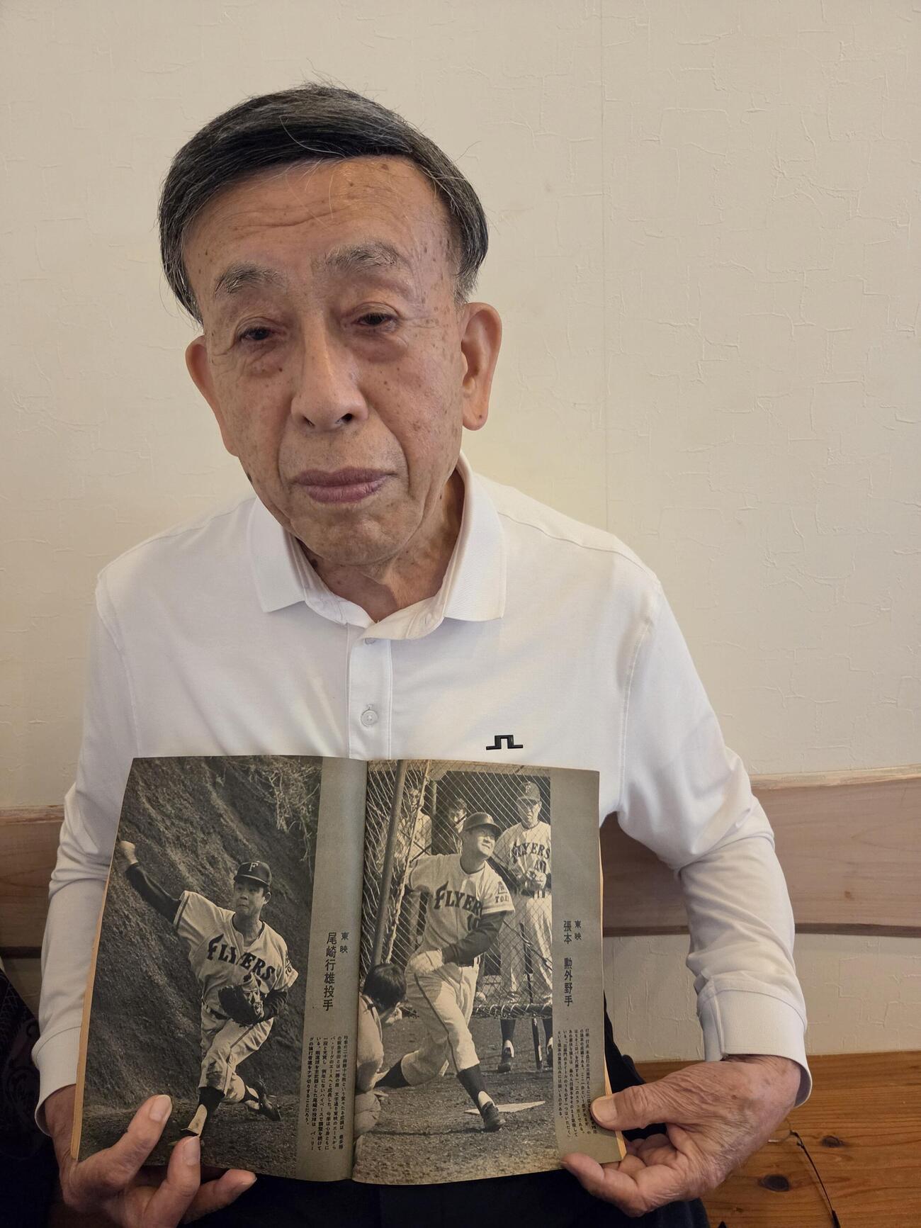 浪商の先輩、元南海ホークス・樋口正蔵氏は、張本勲氏（右）の写真が掲載された当時の雑誌を手に後輩を語った。写真左は尾崎行雄氏（撮影・寺尾博和）
