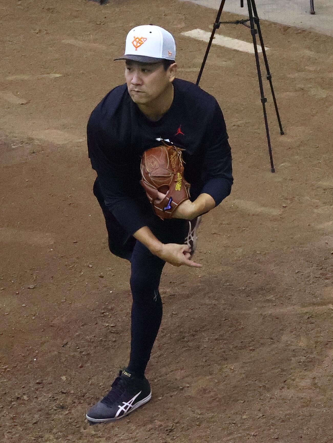 ブルペン投球を行う巨人田中将大（撮影・田島優大）