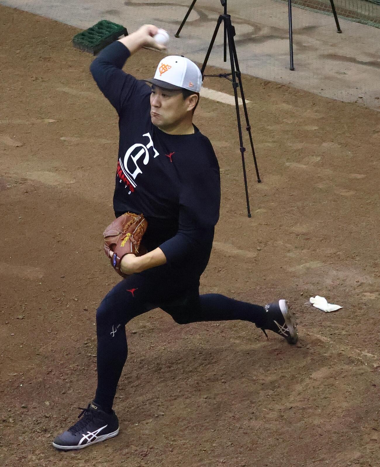 ブルペン投球を行う巨人田中将大（撮影・田島優大）