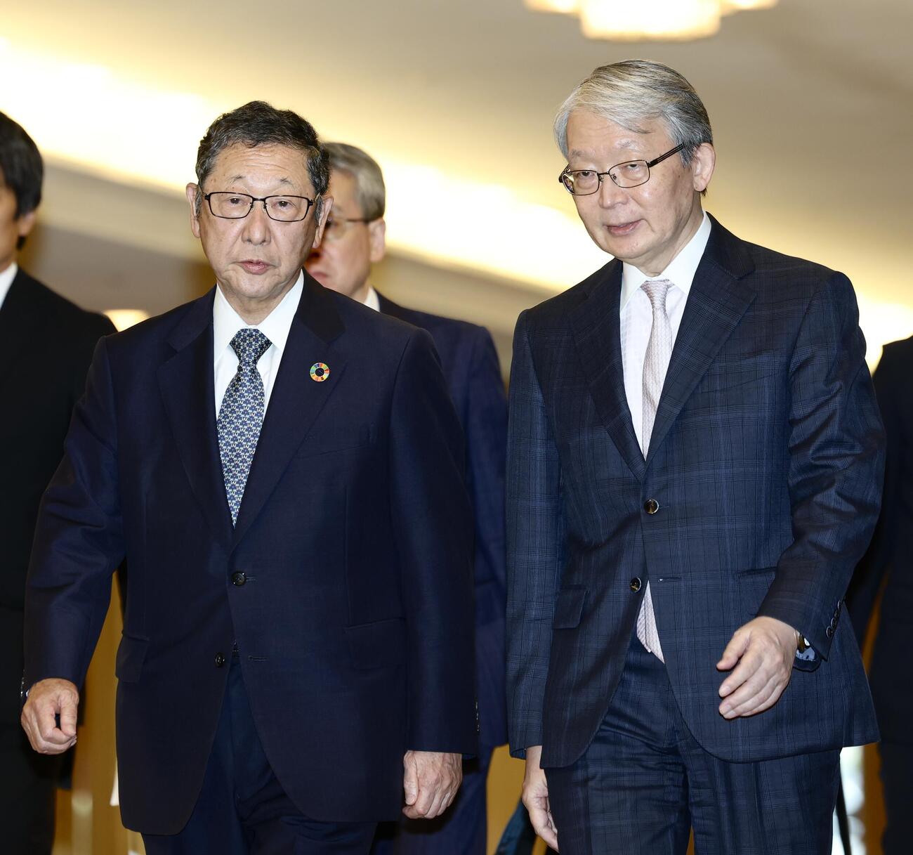 臨時社員総会・第2回オーナー会議に出席する西武後藤高志オーナー（左）と巨人山口寿一オーナー（撮影・河田真司）