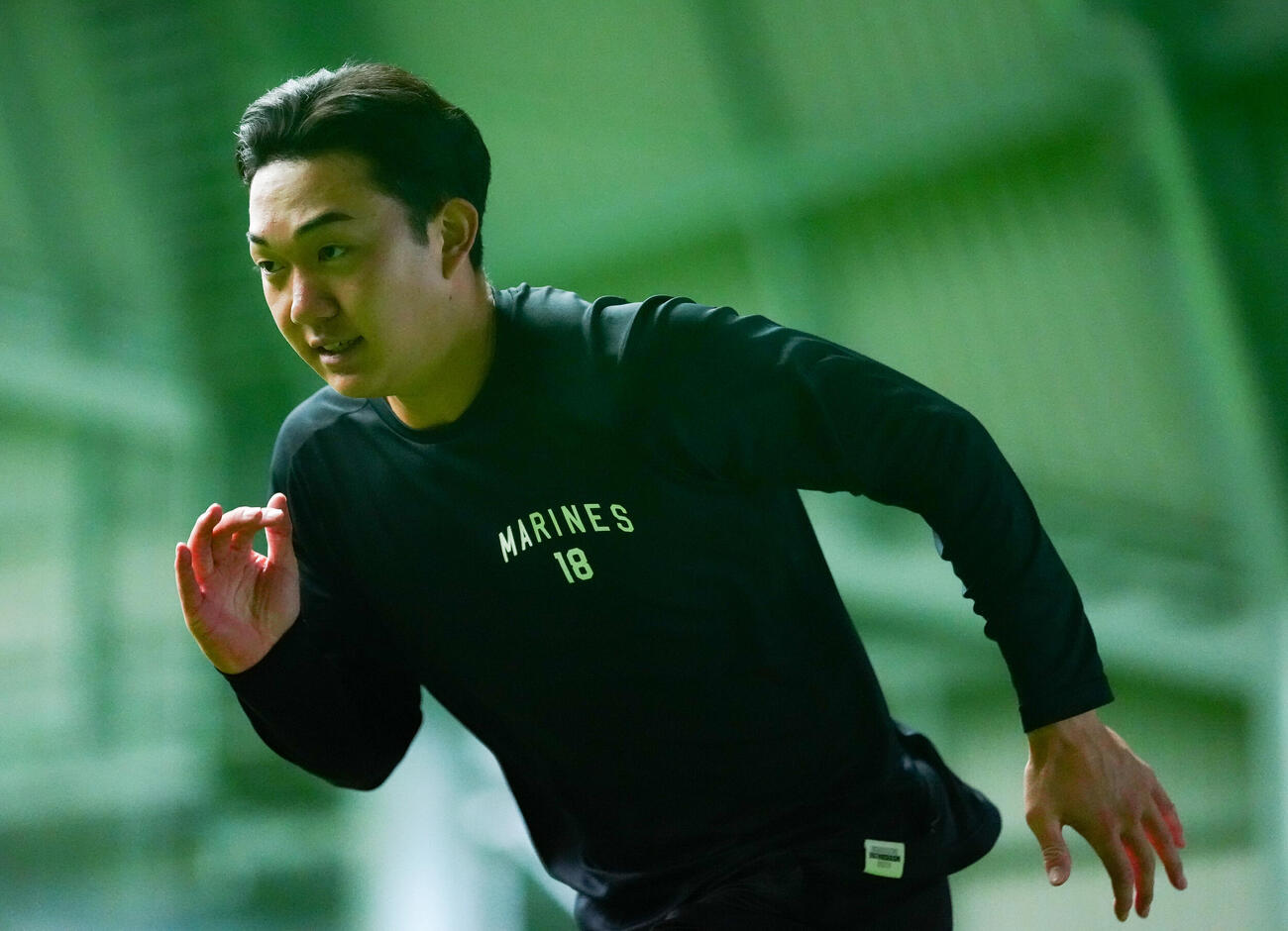 ロッテ対楽天　試合前練習で汗を流すロッテ石垣元気（撮影・鈴木みどり）