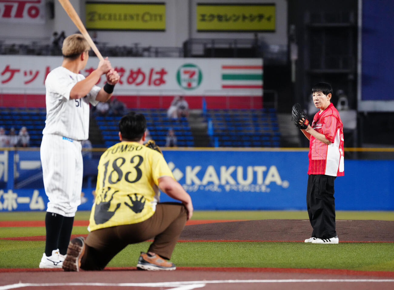 ロッテ対楽天　ファーストピッチで投球する和田アキ子。打者ロッテ山口航輝、捕手ジャンボたかお（撮影・鈴木みどり）