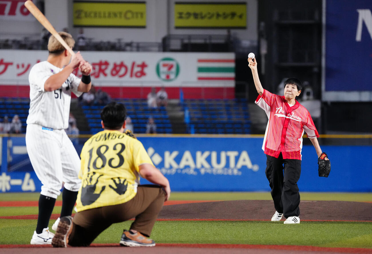 ロッテ対楽天　ファーストピッチで投球する和田アキ子。打者ロッテ山口航輝、捕手ジャンボたかお（撮影・鈴木みどり）