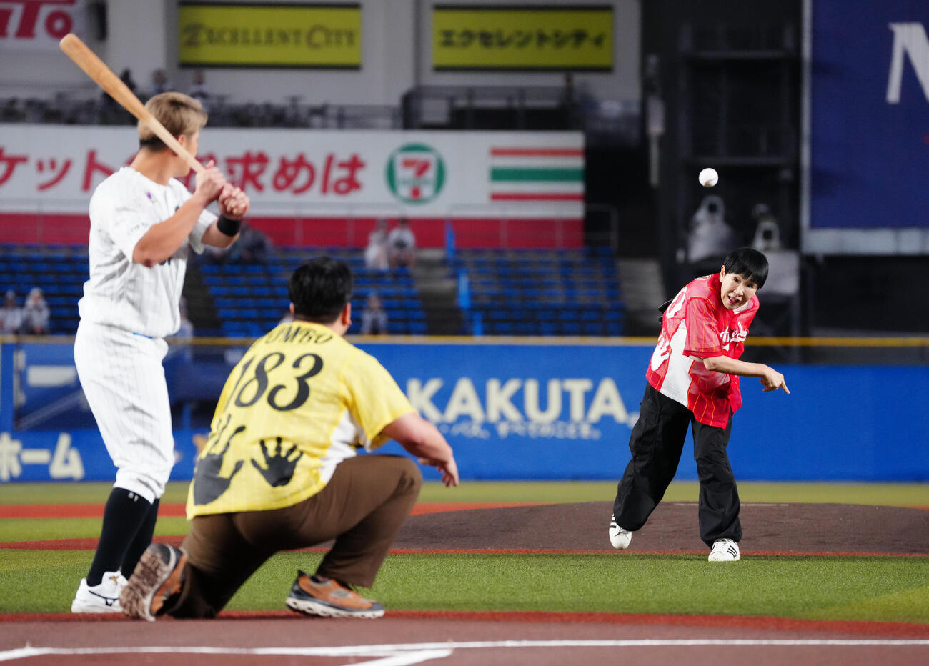 ロッテ対楽天　ファーストピッチで投球する和田アキ子。打者ロッテ山口航輝、捕手ジャンボたかお（撮影・鈴木みどり）
