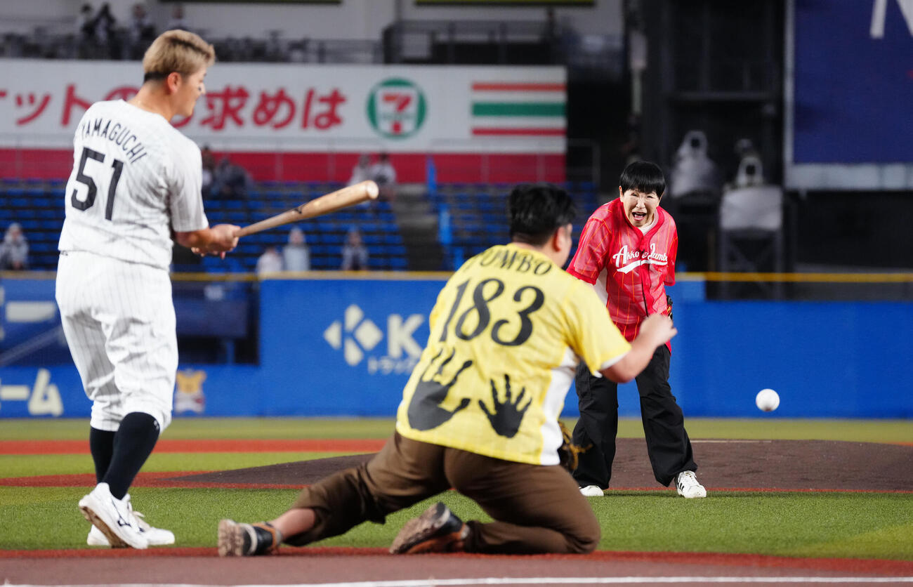 ロッテ対楽天　ファーストピッチで投球する和田アキ子。打者ロッテ山口航輝、捕手ジャンボたかお（撮影・鈴木みどり）
