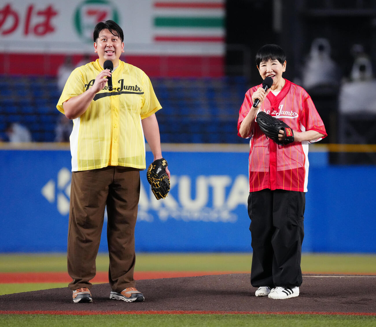 ロッテ対楽天　ファーストピッチに登場した和田アキ子（右）とジャンボたかお（撮影・鈴木みどり）