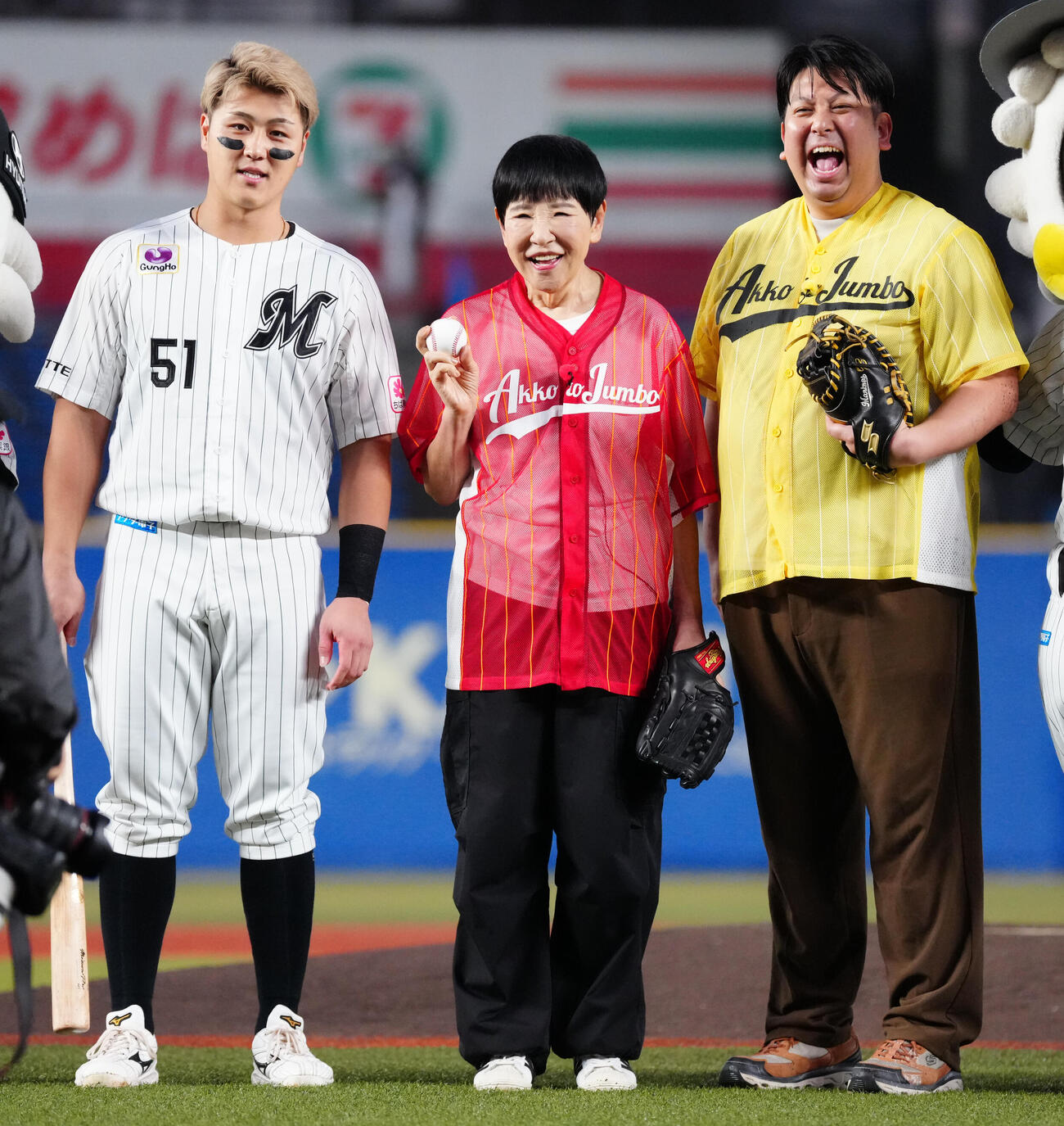 ロッテ対楽天　ファーストピッチを終え、ロッテ山口航輝（左）と記念撮影する和田アキ子（中央）とジャンボたかお（撮影・鈴木みどり）