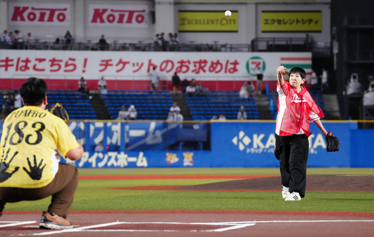 ロッテ対楽天　ファーストピッチの投球に納得が行かず、やり直す和田アキ子。手前はジャンボたかお（撮影・鈴木みどり）