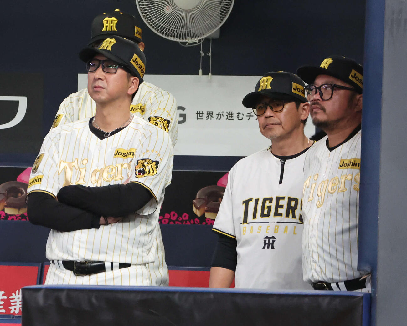 4月1日、阪神の、左から藤川球児監督、藤本敦士コーチ、小谷野栄一コーチ