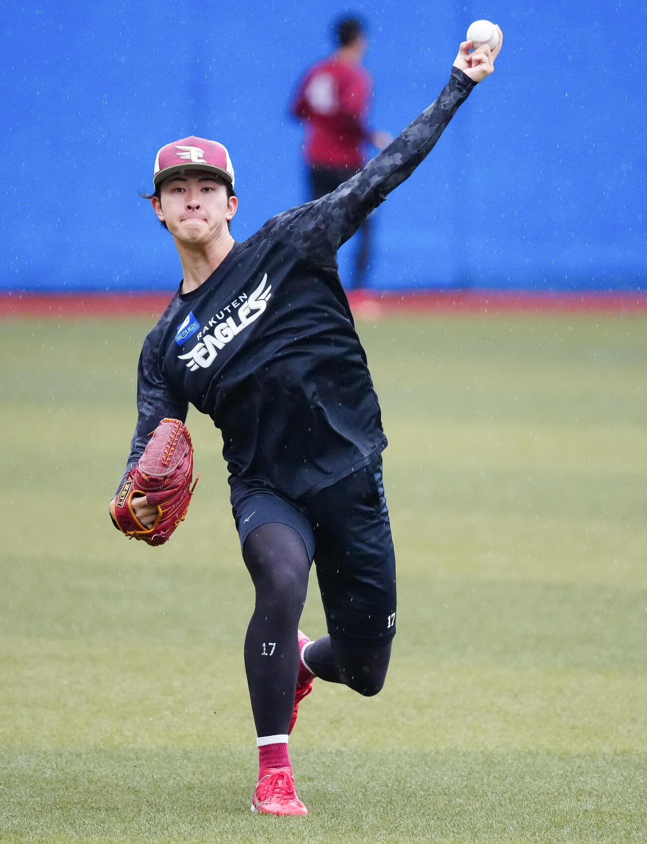 ロッテ対楽天　試合前練習でキャッチボールする楽天古謝樹（撮影・鈴木みどり）