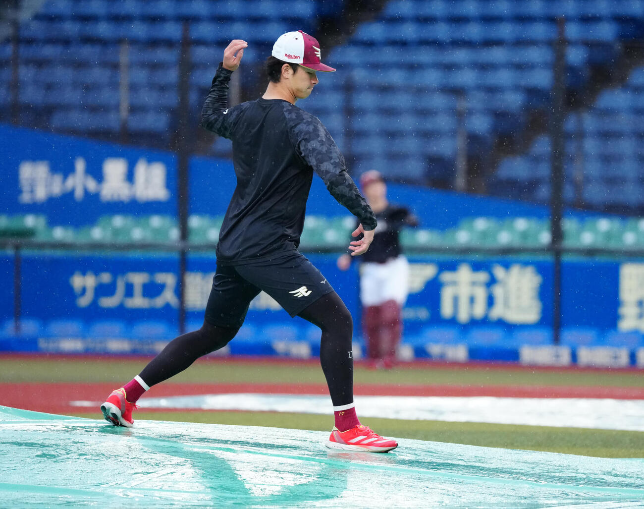 ロッテ対楽天　試合前練習でマウンドの感触を確かめる楽天古謝樹（撮影・鈴木みどり）