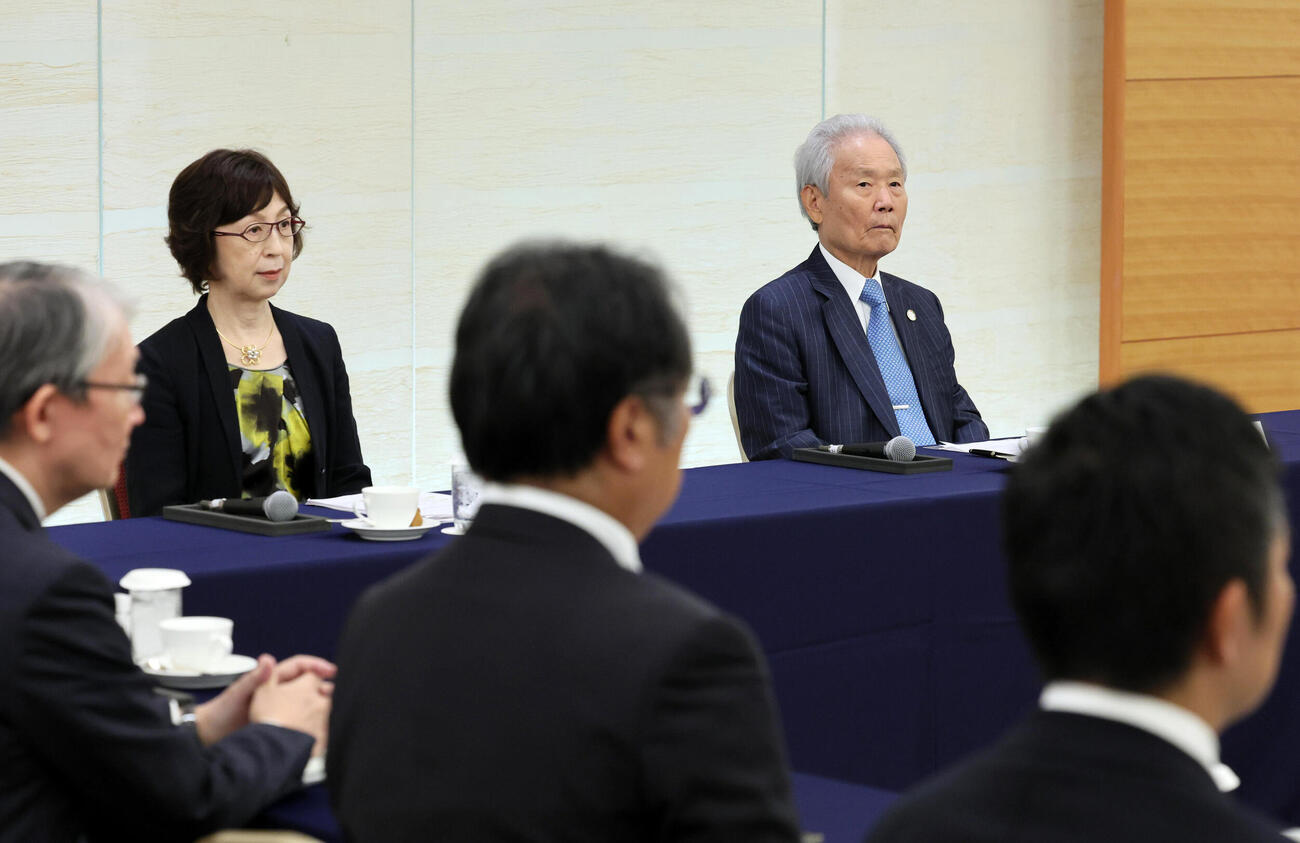 オーナー会議に出席するNPB・榊原定征コミッショナー（右）とDeNA・南場智子オーナー（代表撮影）