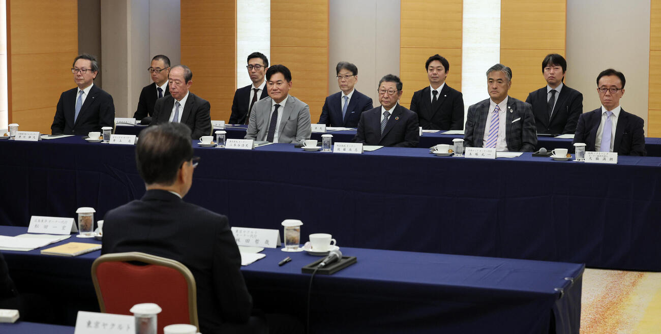 【サンスポ代表11　プロ野球12球団オーナー会議】　オーナー会議に出席するパ・リーグ関係者ら。（前列左から）日本ハム・井川伸久オーナー、オリックス・井上亮オーナー、楽天・三木谷浩史オーナー、西武・後藤高志オーナー、ロッテ・玉塚元一オーナー代行、ソフトバンク・大脇満朗オーナー臨時代理人　＝都内のホテル（代表撮影）
