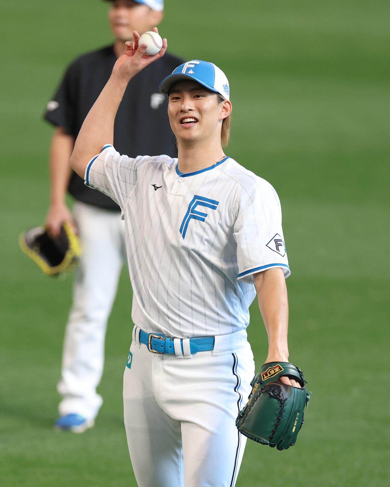 笑顔でキャッチボールする日本ハム達孝太（撮影・黒川智章）
