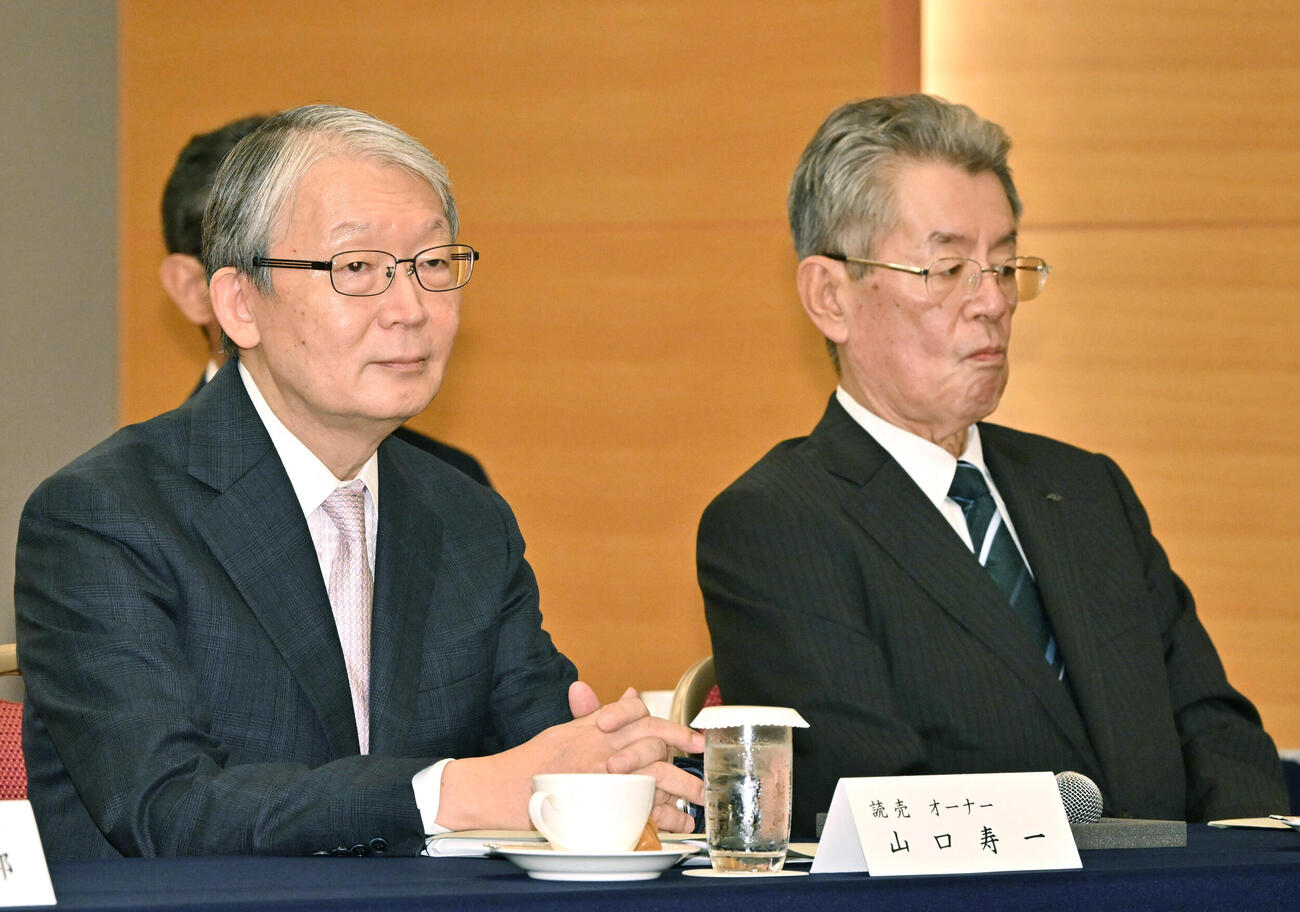 プロ野球オーナー会議に出席した巨人の山口寿一オーナー!|と阪神の秦雅夫オーナー　※※　＝都内のホテル（代表撮影）＝16日午後1時59分、都内のホテル（代表撮影）