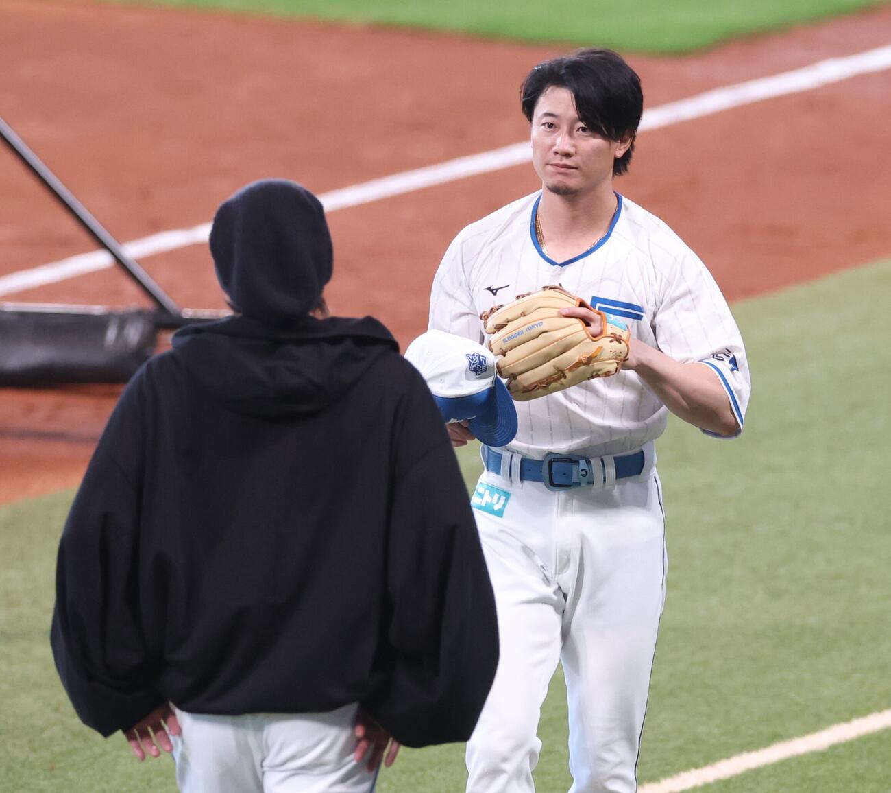 新庄剛志監督と話す日本ハム西川遥輝（撮影・黒川智章）