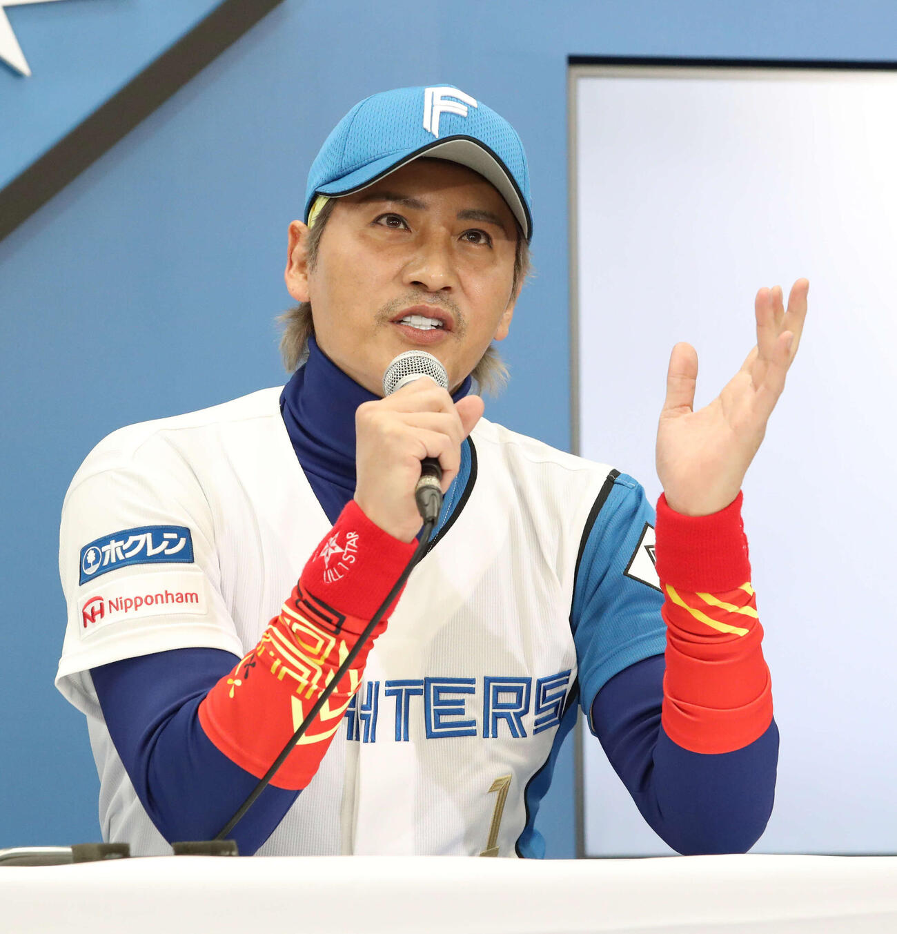 新ユニホーム姿で会見する日本ハム新庄監督（2022年1月21日撮影）