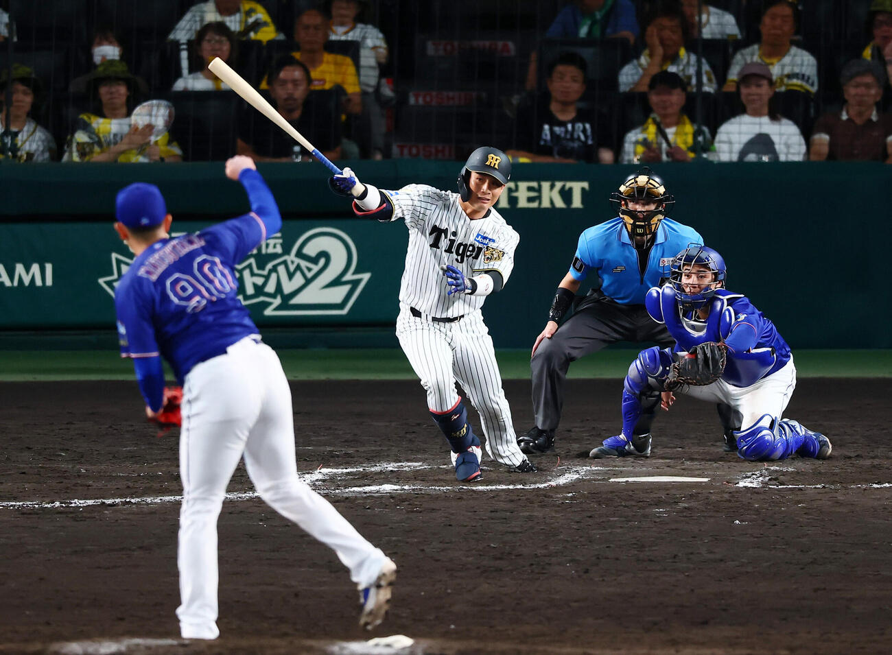 7月2日、中日戦の11回、代打木浪聖也は右前打を放つ