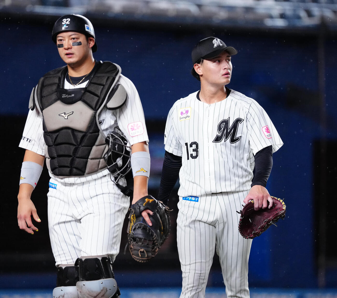 ロッテ対楽天　4失点した1回表を終え、ベンチへ戻るロッテ毛利海大（右）と佐藤都志也（撮影・鈴木みどり）