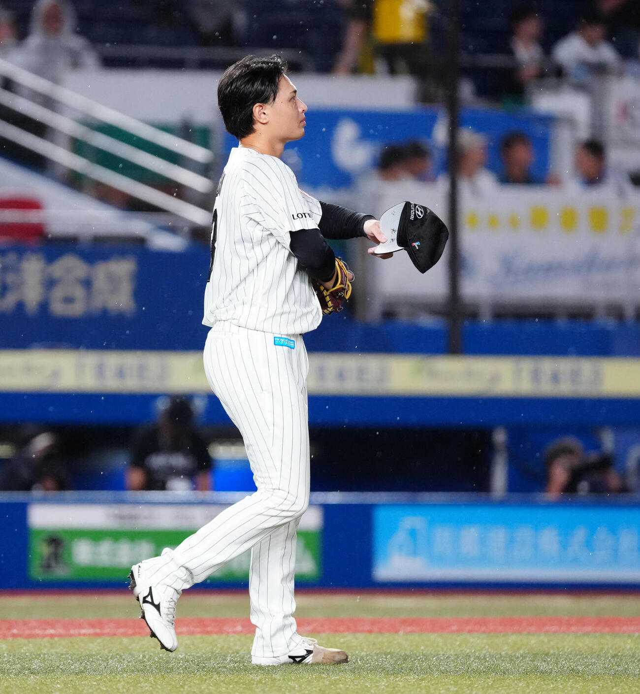 ロッテ対楽天　1回表楽天1死二、三塁、YG安田に適時打を浴び、浮かない表情の毛利海大（撮影・鈴木みどり）