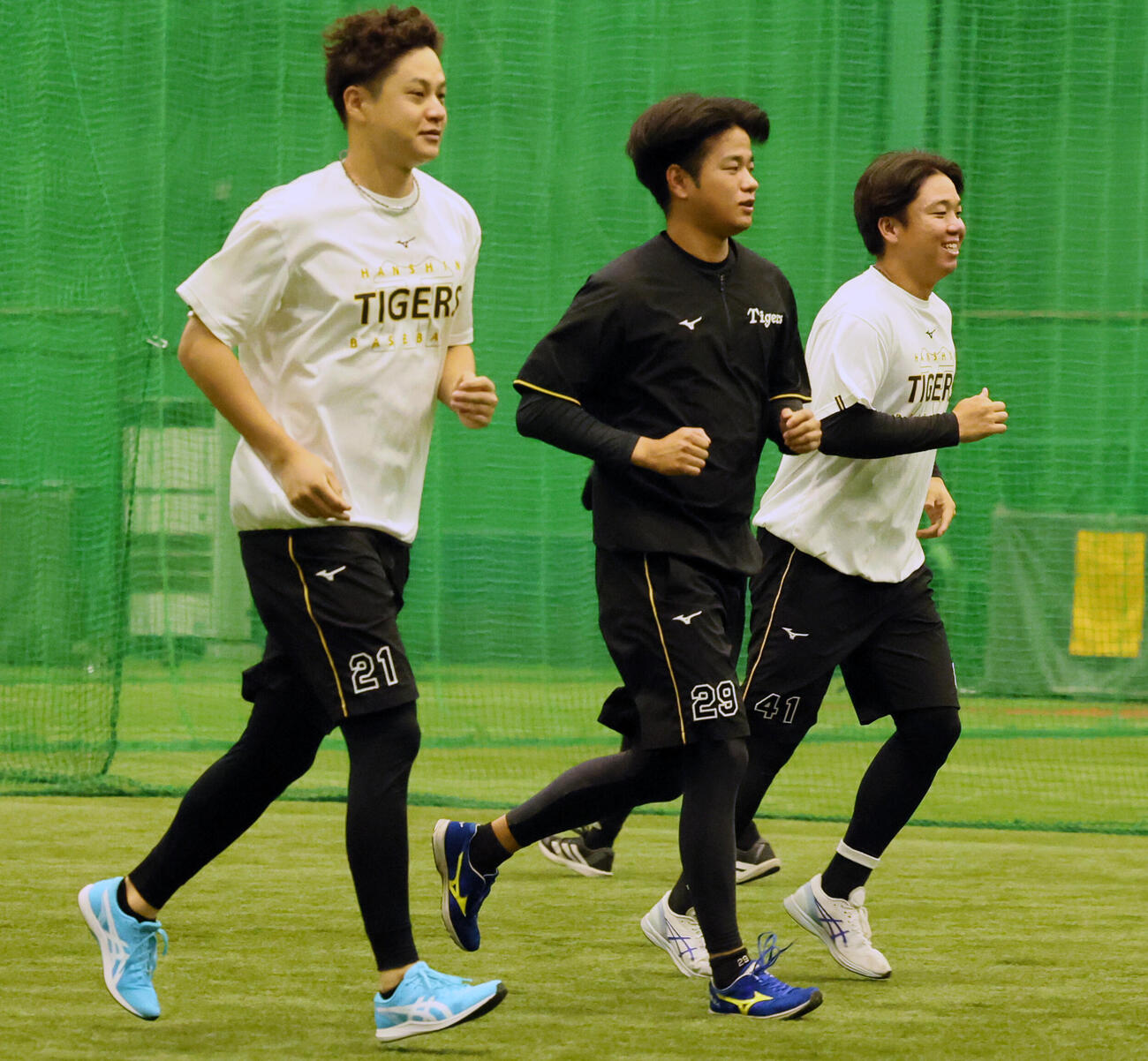 指名練習に参加した阪神の、左から大竹耕太郎、高橋遥人、村上頌樹(撮影・加藤哉）