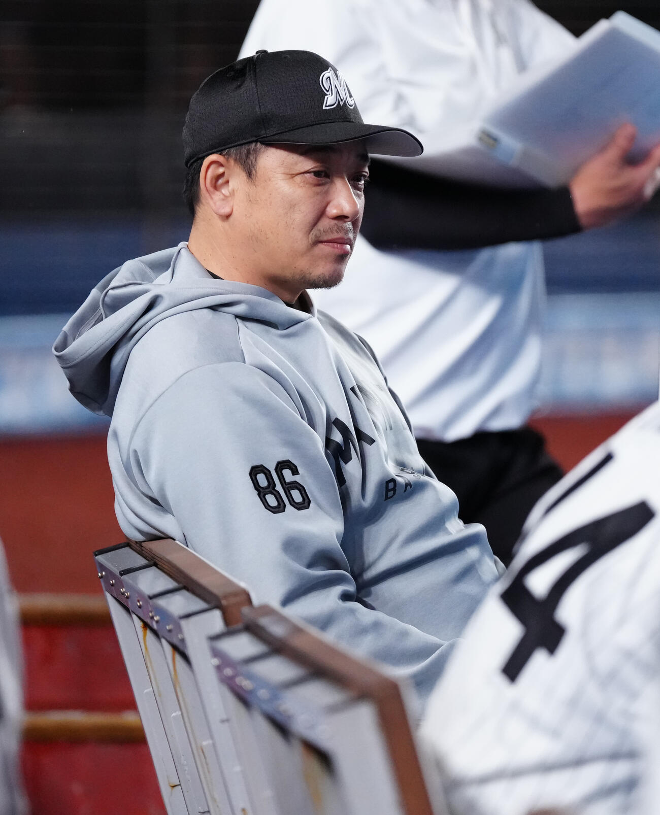 ロッテ対楽天　ベンチから試合を見るロッテのサブロー監督（撮影・鈴木みどり）
