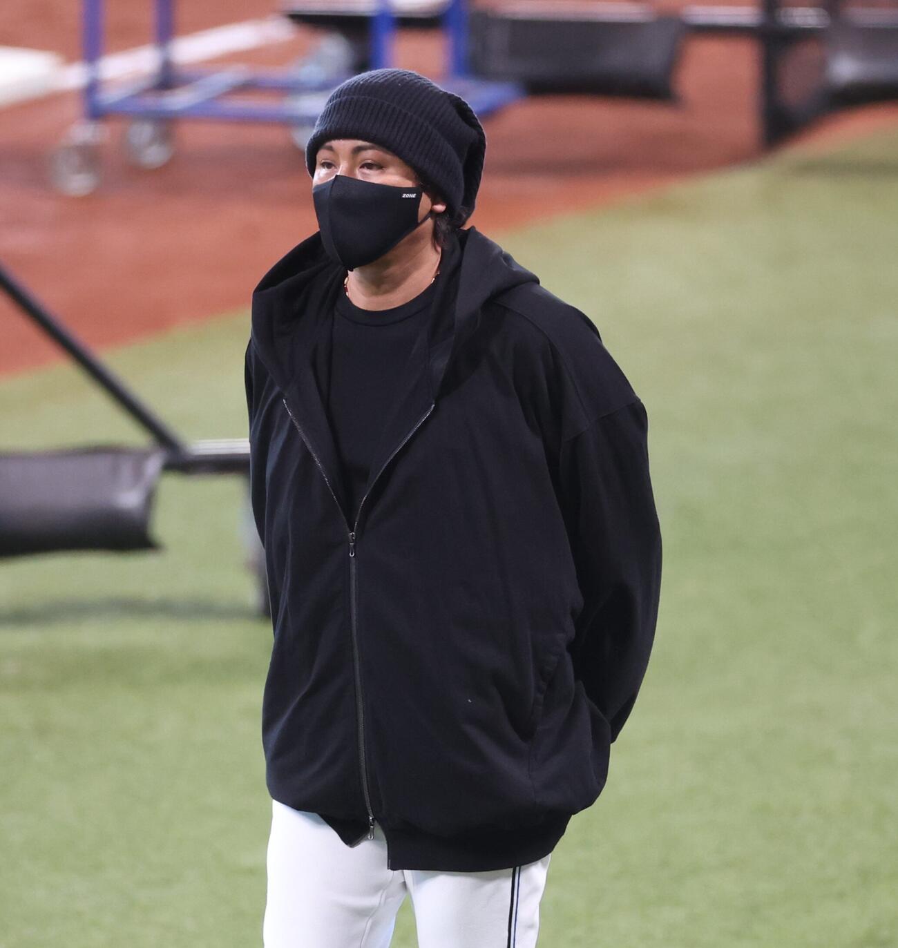 練習を見つめる日本ハム新庄剛志監督（撮影・黒川智章）