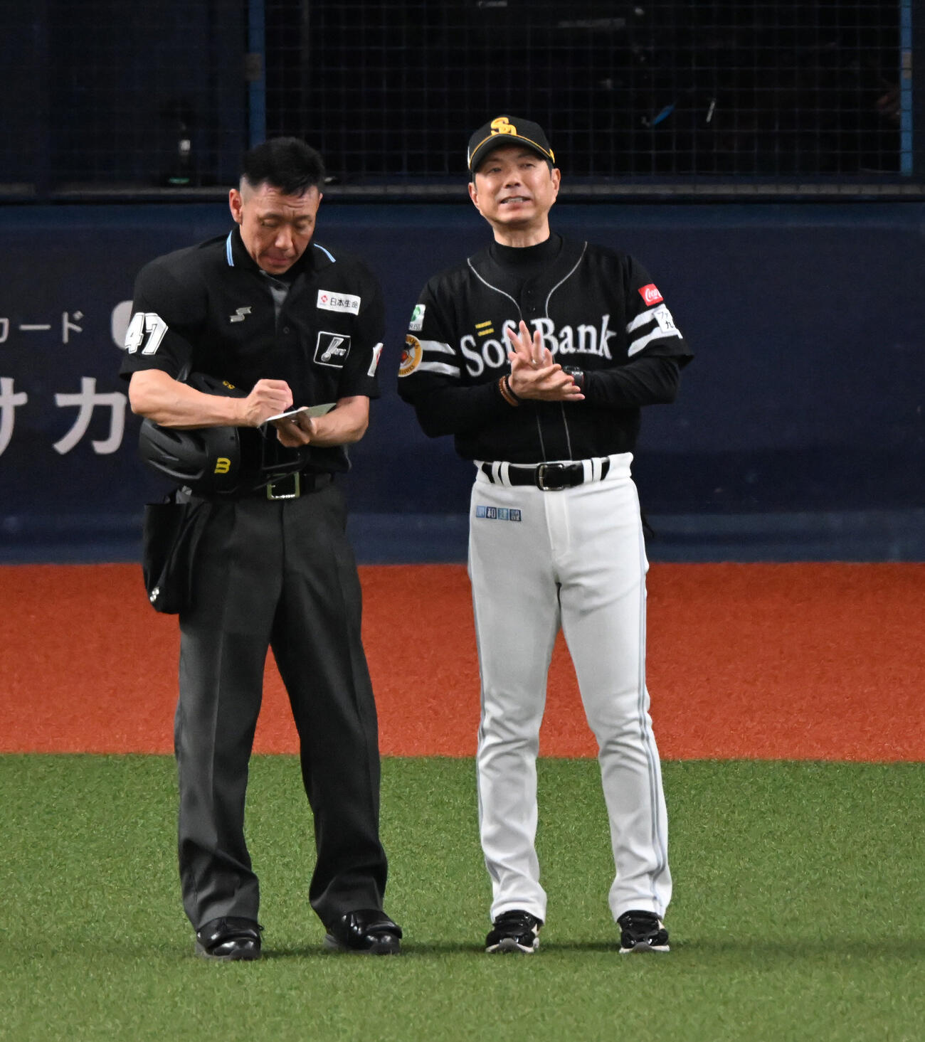 オリックス対ソフトバンク　8回表を終え、選手の交代を告げるソフトバンク小久保裕紀監督小久保裕紀監督（撮影・和賀正仁）