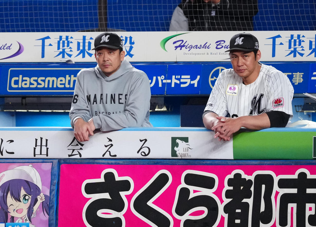 ロッテ対楽天　ベンチで浮かない表情のロッテ・サブロー監督（左）（撮影・鈴木みどり）